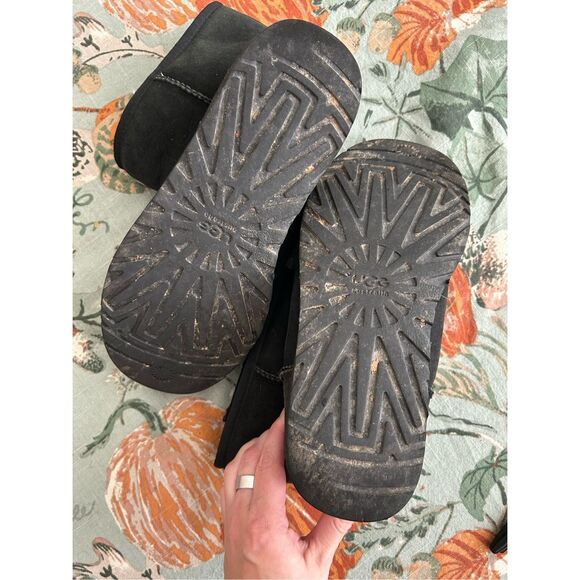 UGG Australia Classic Short Boots in Black, Winter Shearling, Size 8 - Picture 3 of 9